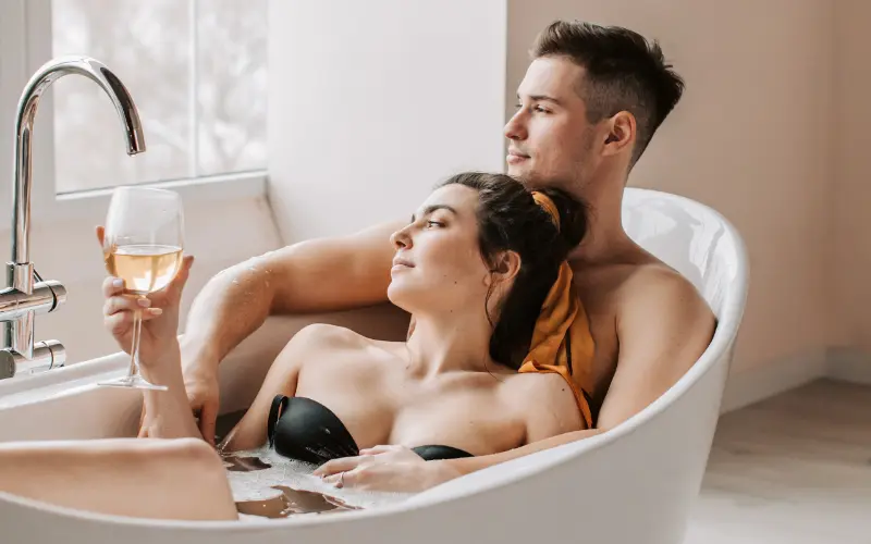 casal na banheira para comemorar bodas de lã