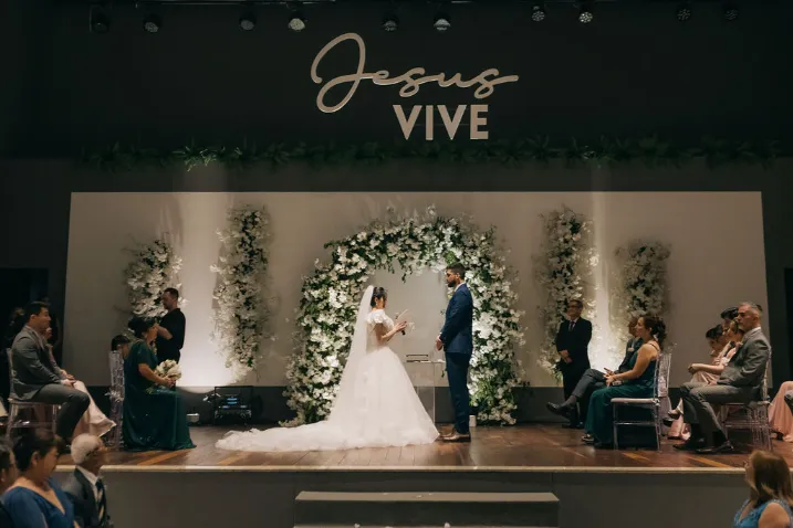 noivos na cerimona de casamento no salao