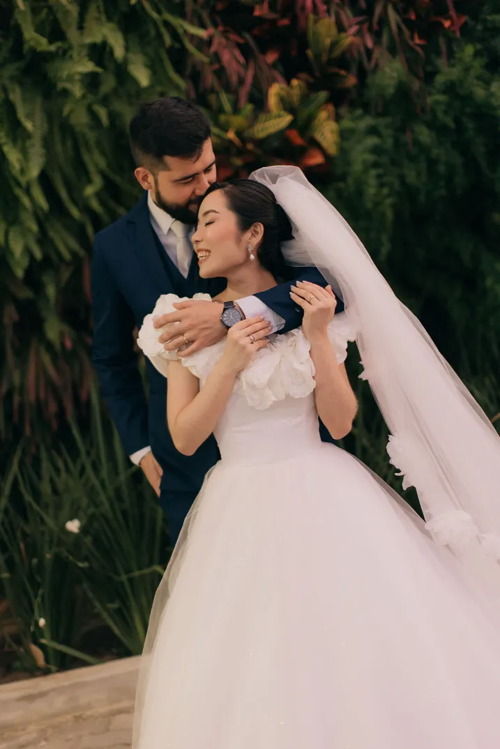 noivos no ensaio ao ar livre