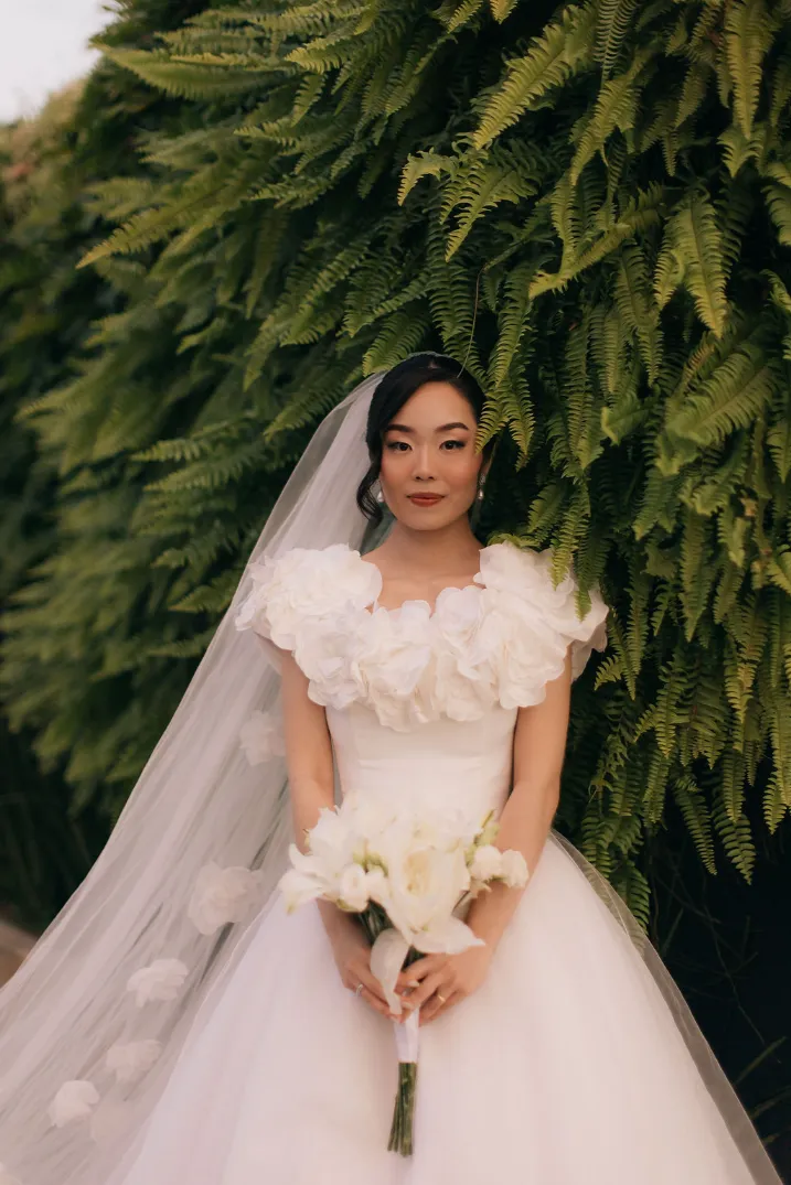 noiva asiatica com vestido maximalista e véu