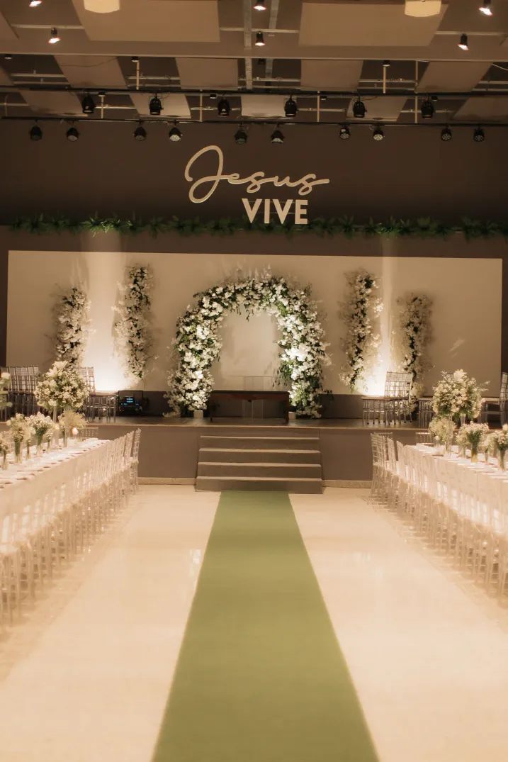 salão decorado com paleta verde e branca