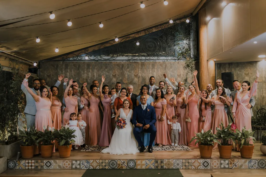 madrinhas e padrinhos atras dos noivos