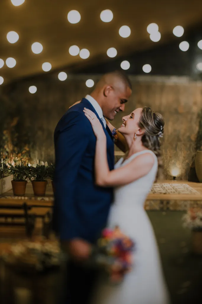 noivos abra&ccedil;ados