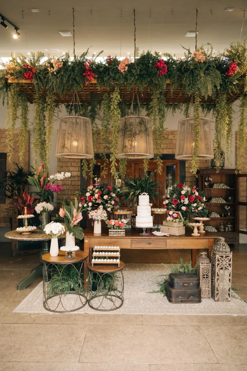 espaço com mesa do bolo de casamento