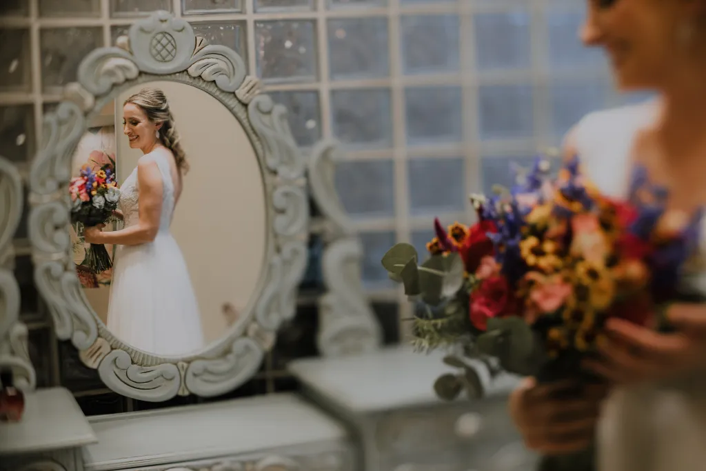 noiva se vendo no espelho
