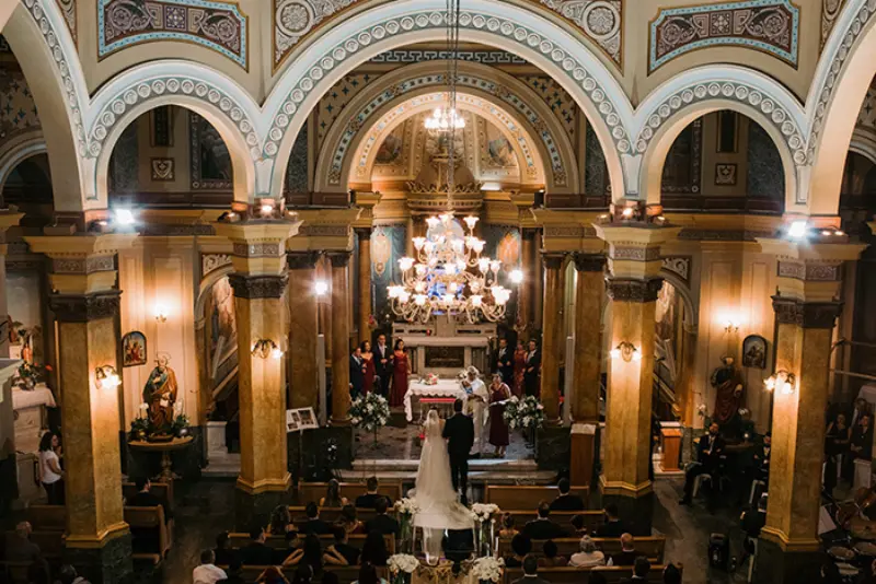 vista do alto da igreja cat&oacute;lica em casamento cl&aacute;ssico