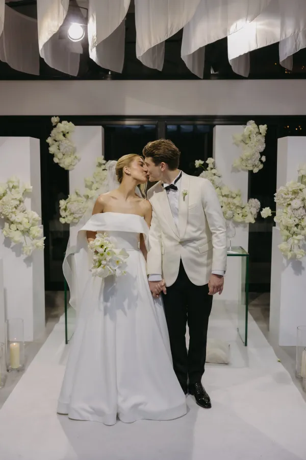 noivos se beijando em casamento minimalista