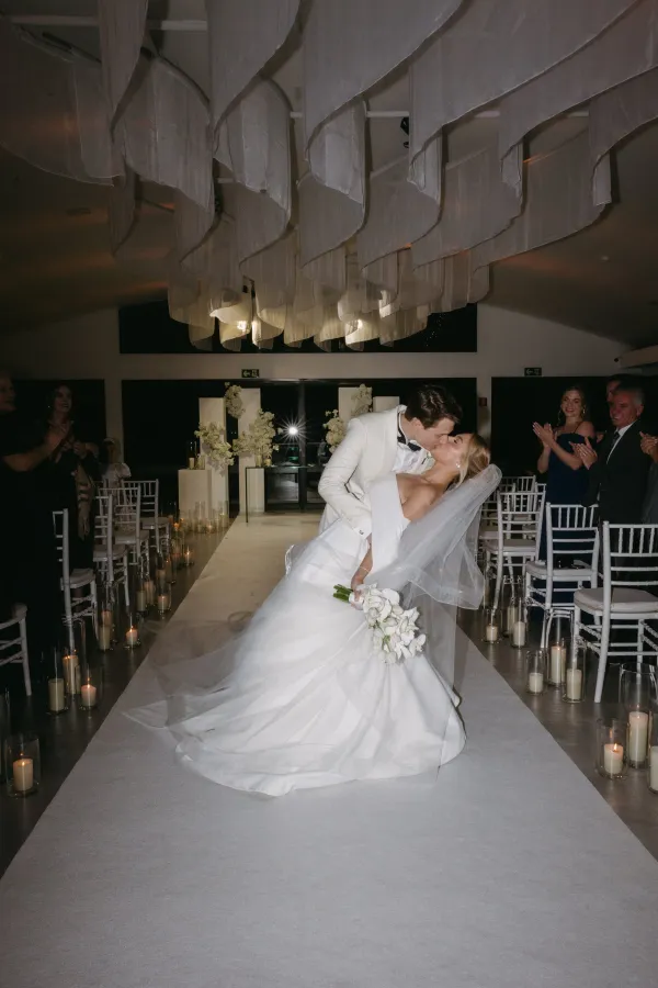 noivos se beijando na saida dos noivos