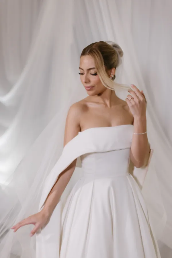 mulher com vestido de noiva com detalhe maximalista