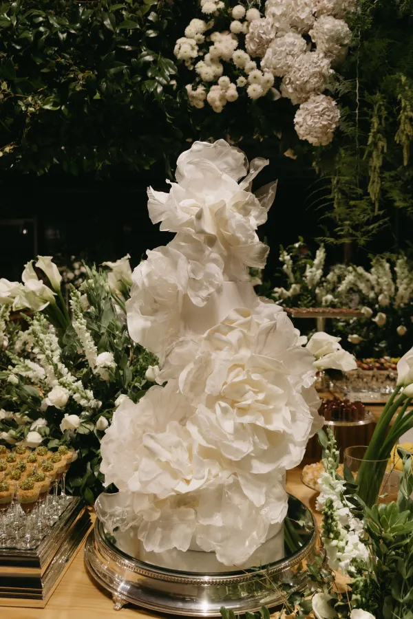 bolo de casamento com flores de papel uma tendencia de casamento