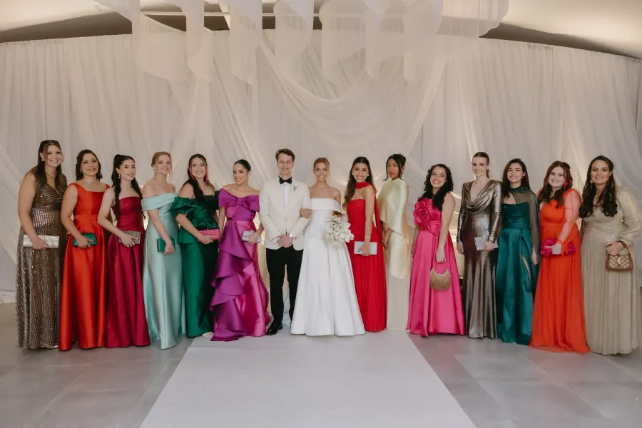 noivos ao lado de madrinhas de colorido