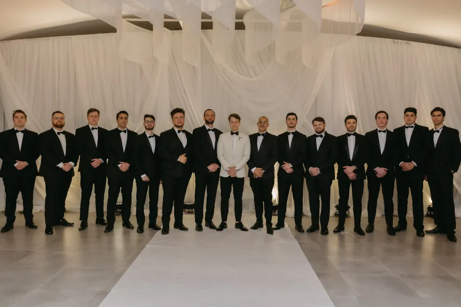 noivo ao lado de padrinhos de preto