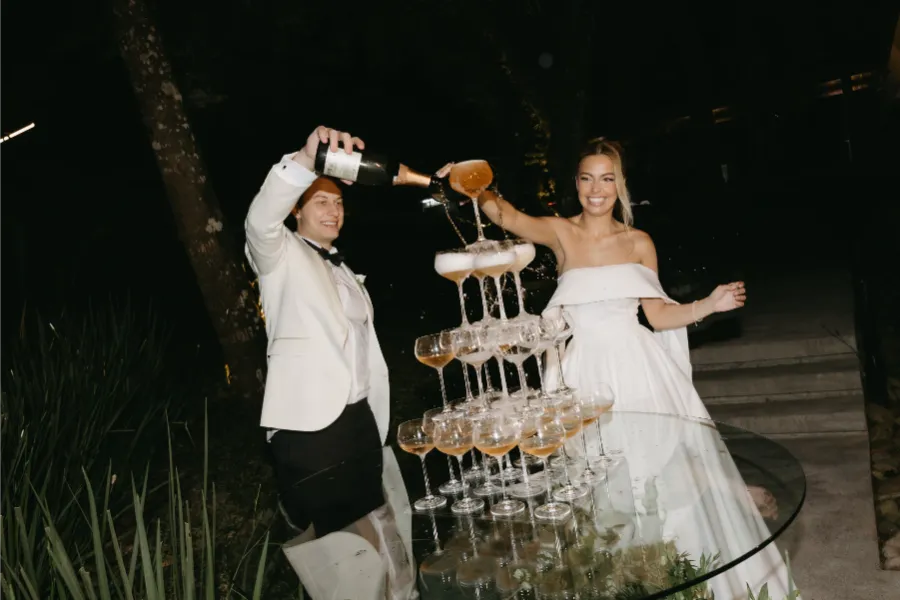 noivos enchendo torre de ta&ccedil;as