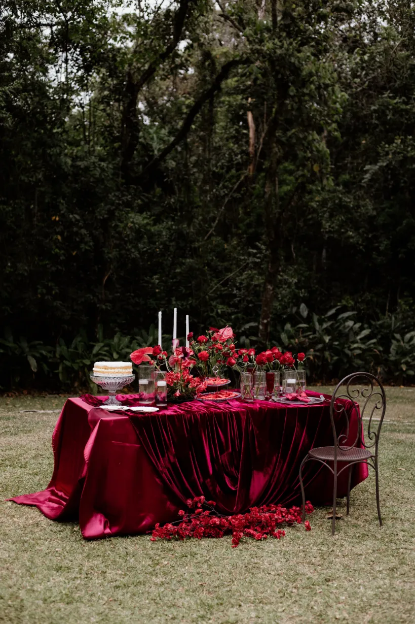 Casamento maximalista vermelho: como criar uma festa marcante