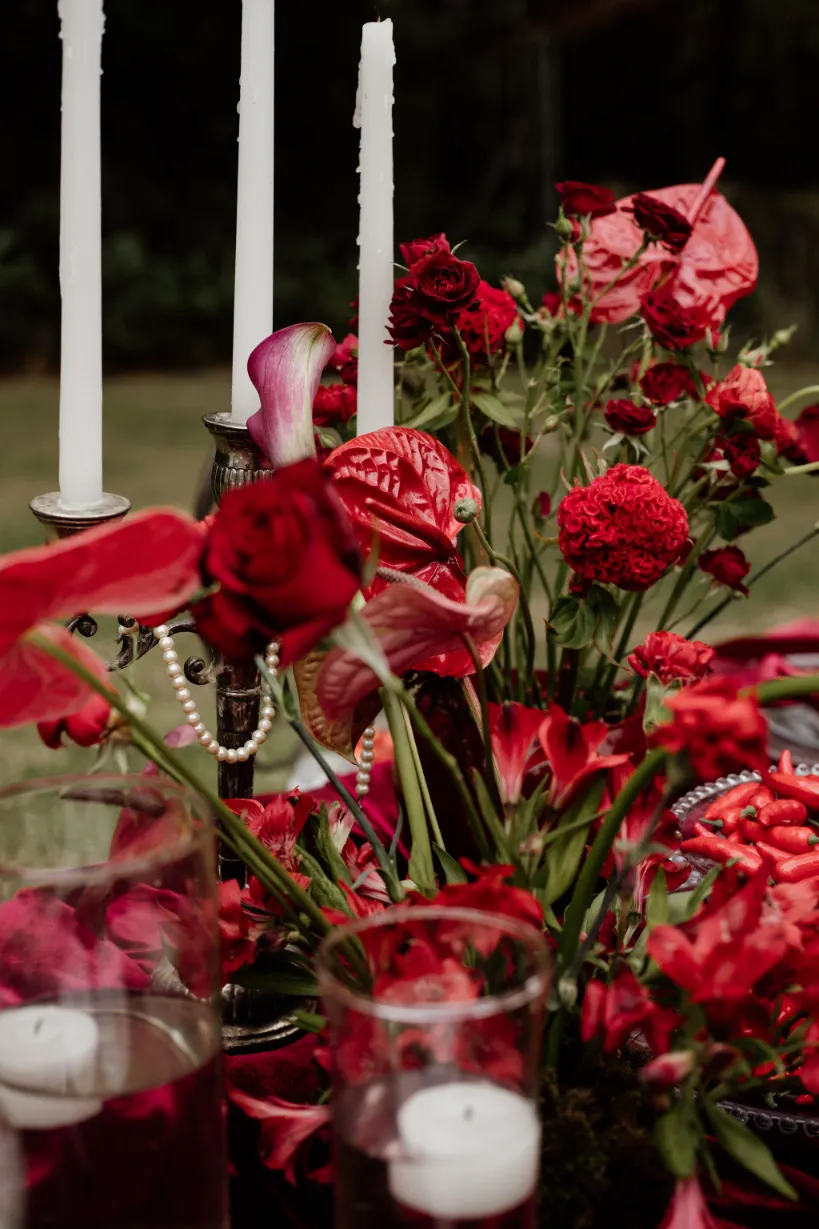Casamento maximalista vermelho: como criar uma festa marcante
