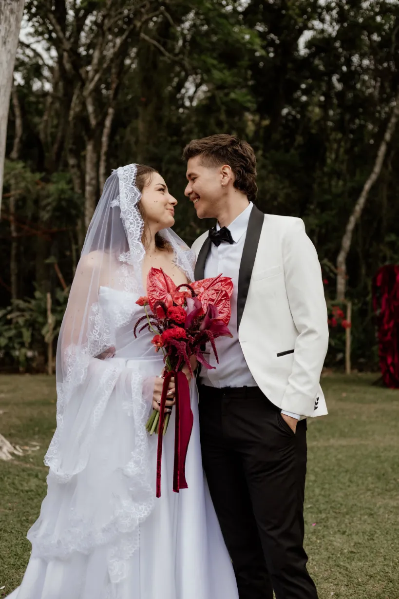Casamento maximalista vermelho: como criar uma festa marcante
