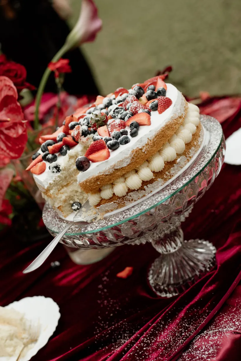 Casamento maximalista vermelho: como criar uma festa marcante