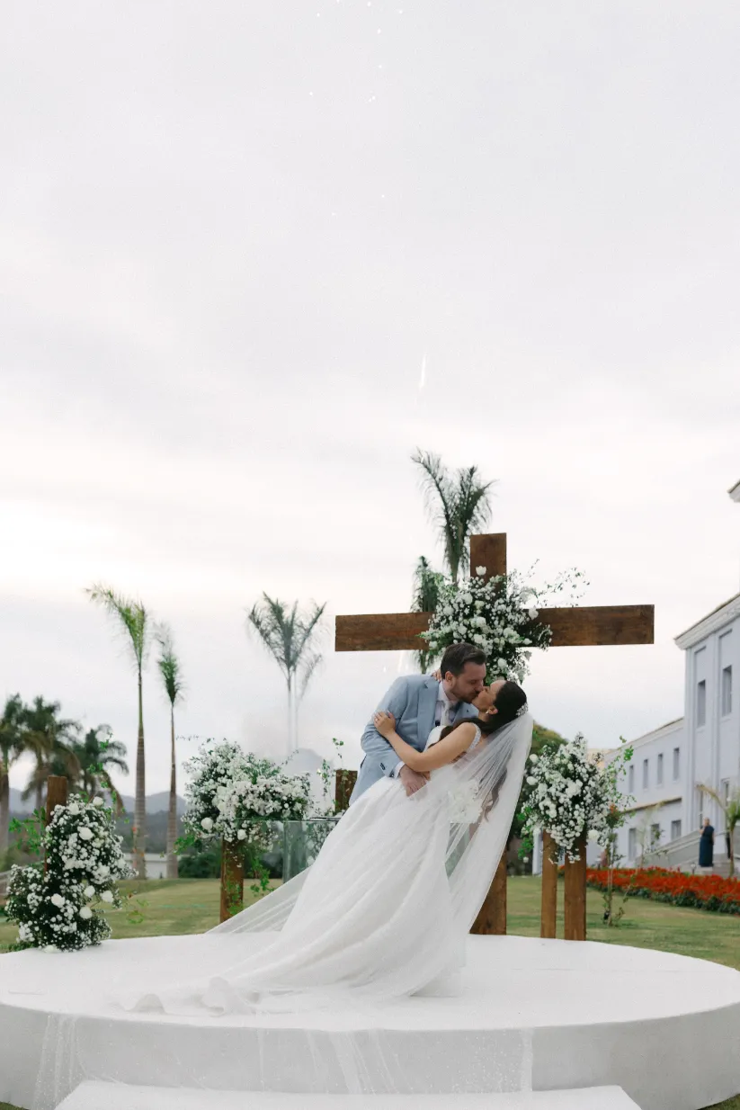 noivos se beijando no alatar em casamento minimalista e elegante
