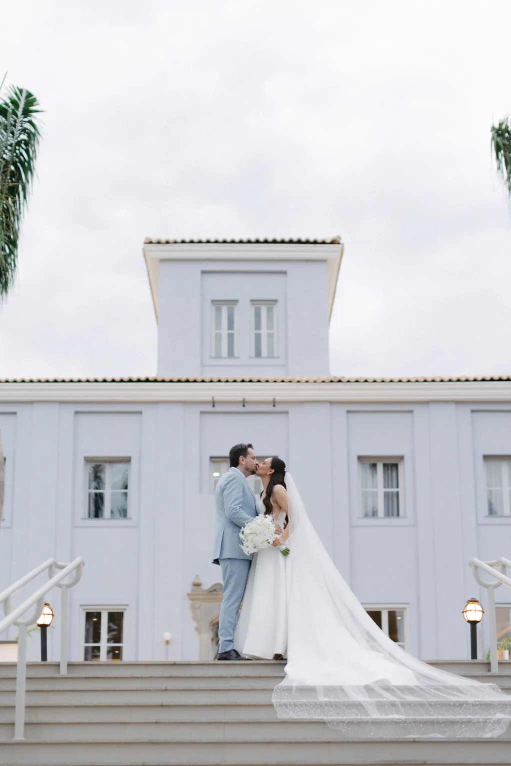 noivos se beijando na escadaria