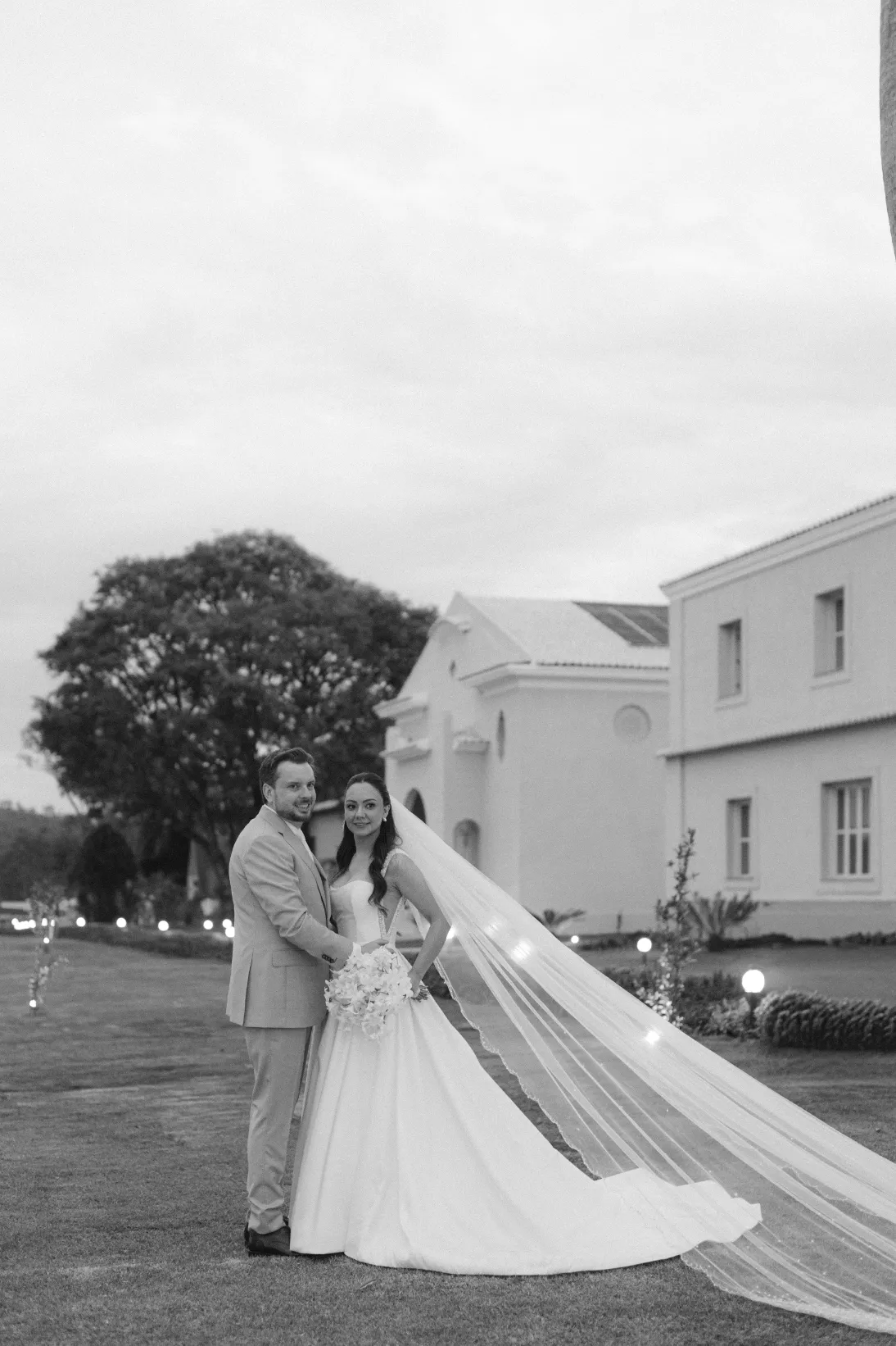 noivos posando para foto