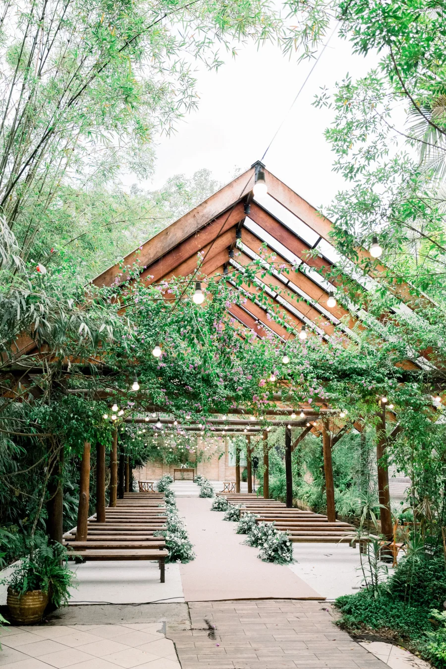 espaço de casamento com plantas