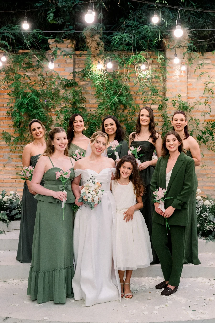 noiva ao ladod e madrinhas de verde