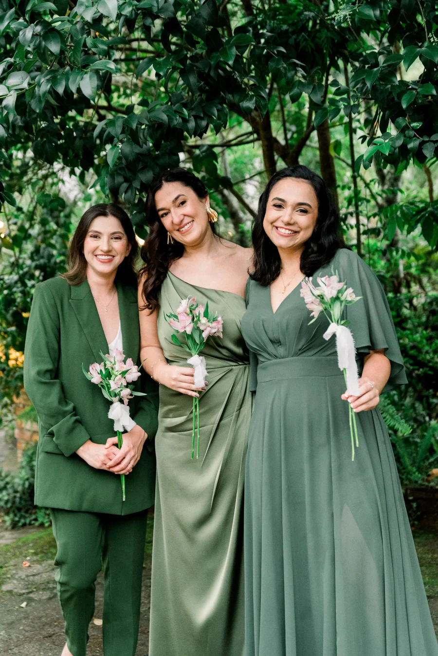 madrinhas de verde bom flor na mão