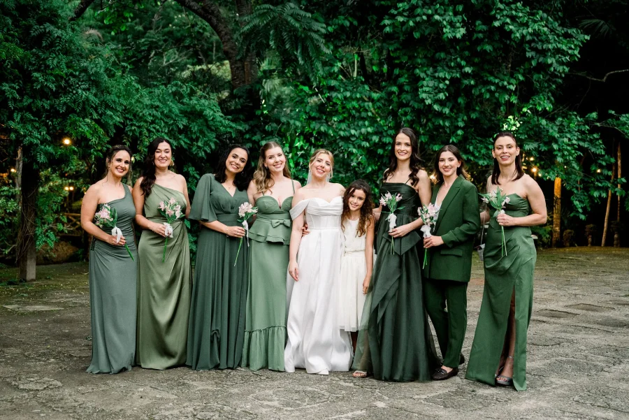 noiva ao lado de madrinhas de verde
