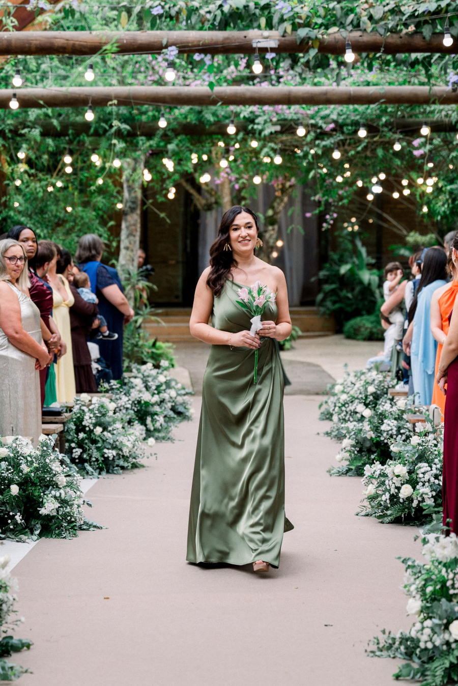 madrinha com vestido verde sage