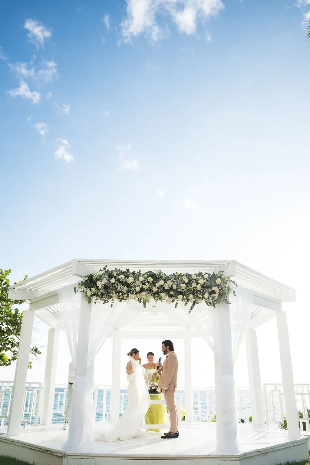 noivos na cerimonia de casamento em punta cana