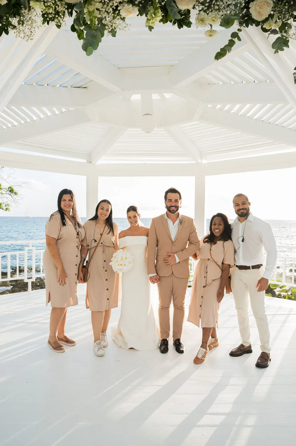 noivos ao lado da assessoria da Cheers Travel