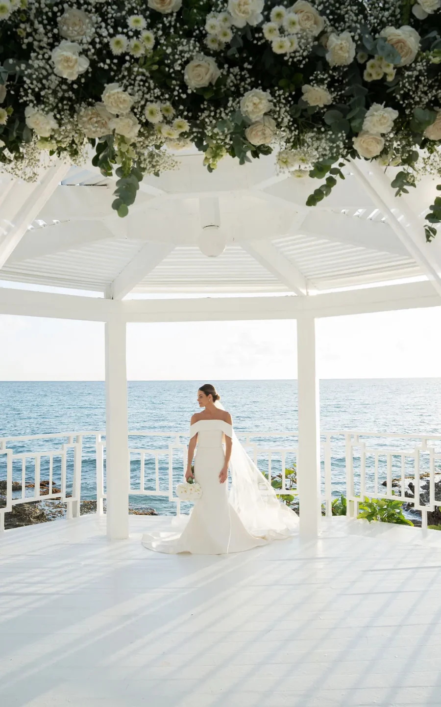 noiva no espa&ccedil;o de casamento com vista para o mar de punta cana