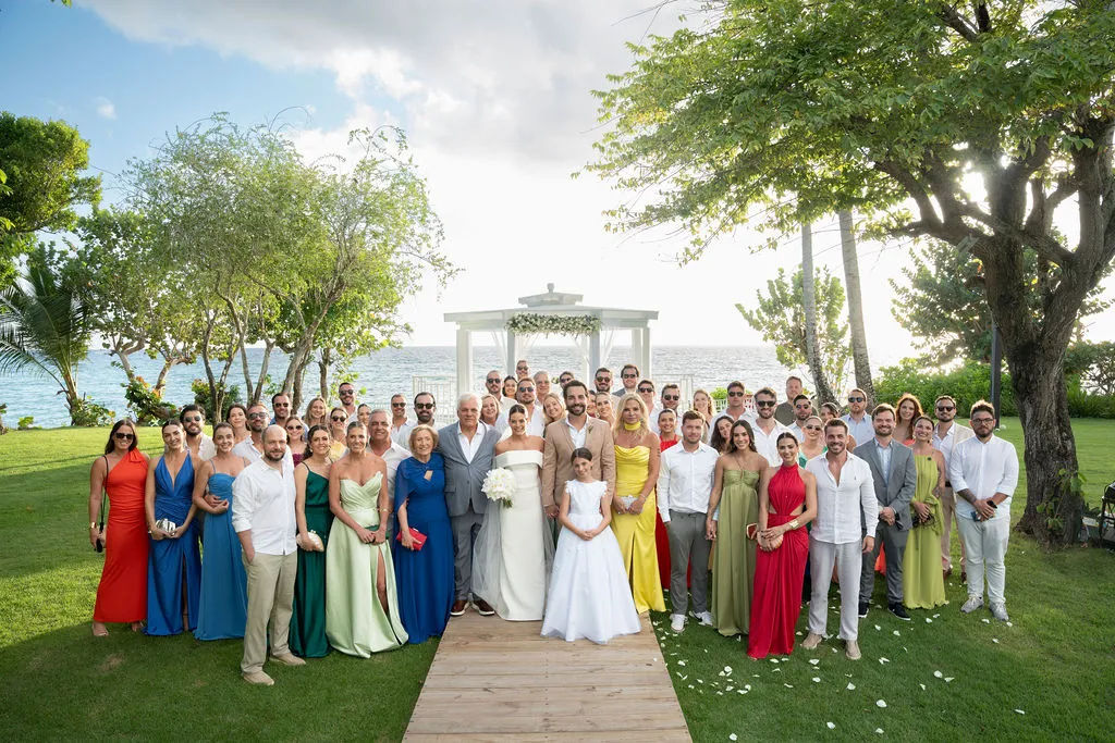noivos e convidados em mini wedding em punta cana