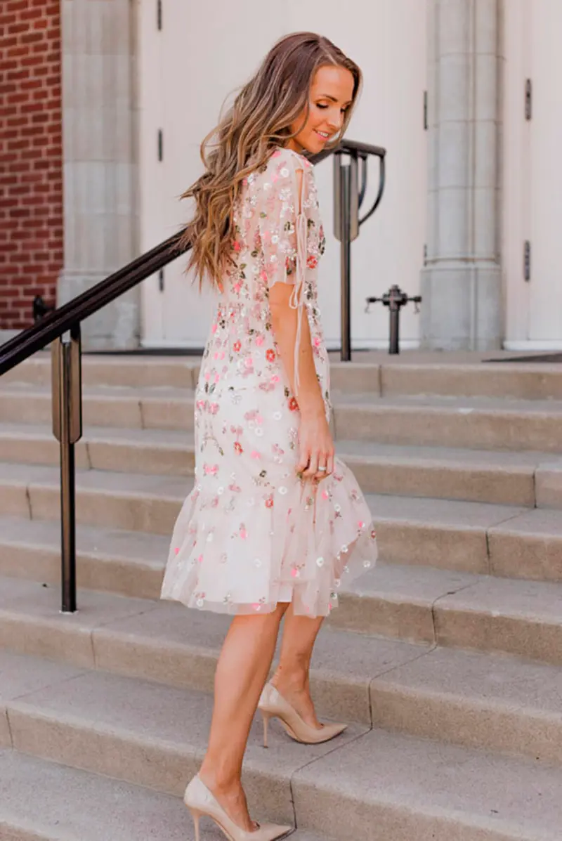  mulher subindo escadas com vestido florido