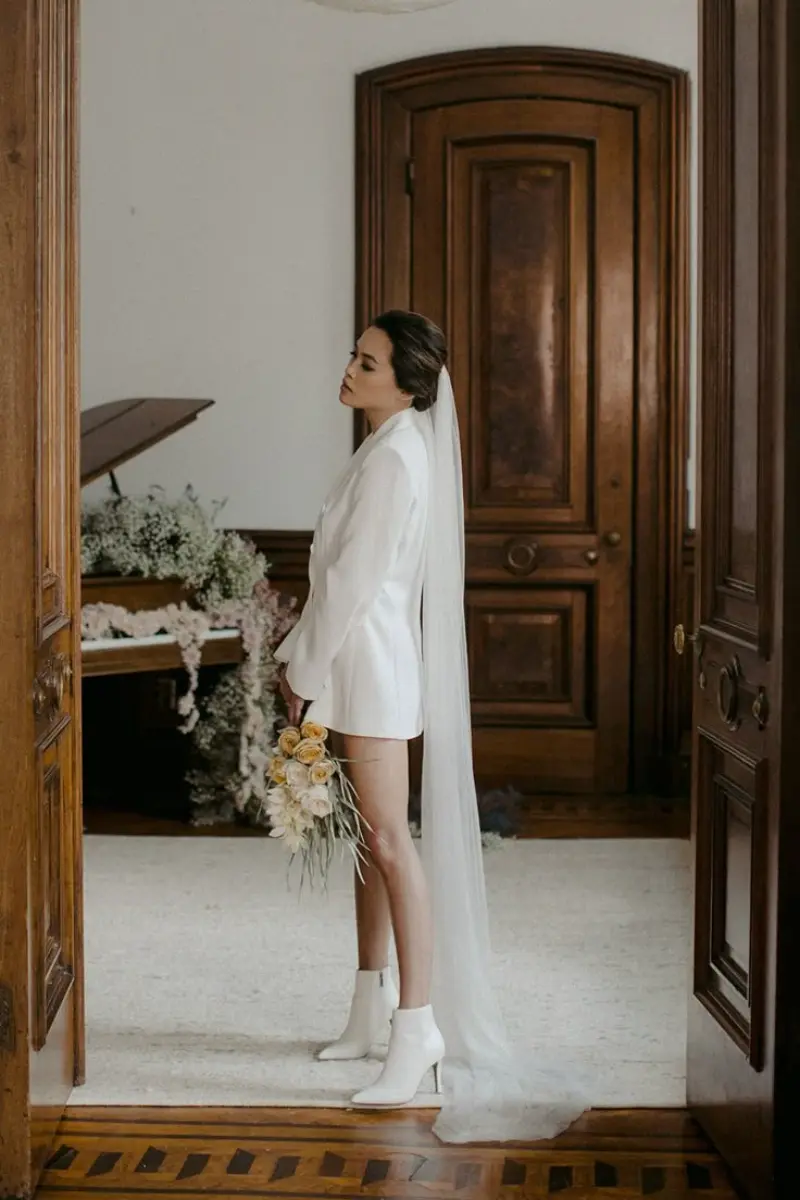 noiva com buque para casamento civil