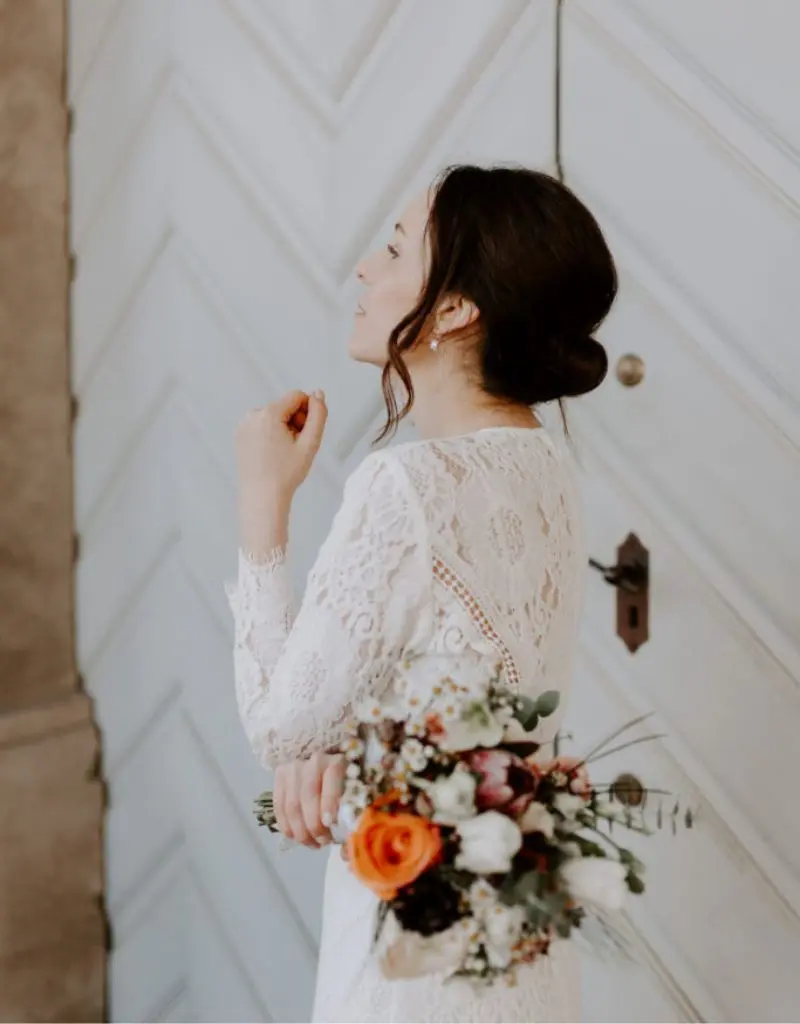 noiva segurando buque para casamento civil