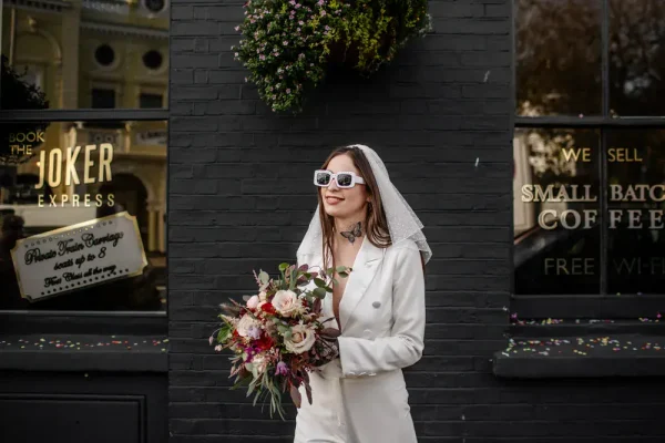 capa post: noiva com óculos escuros segurando buque para casamento civil