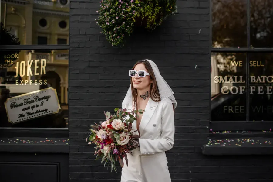 noiva com &oacute;culos escuros segurando buque para casamento civil