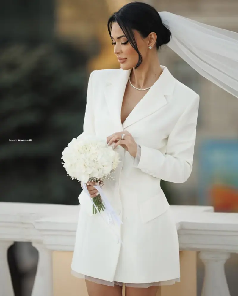 noiva segurando buque redondo