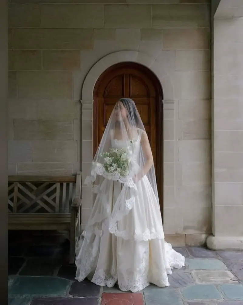 noiva usando um v&eacute;u de noiva cl&aacute;ssico de cor branca
