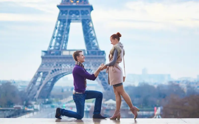 noivo ajoelhado para pedido de casamento em Paris
