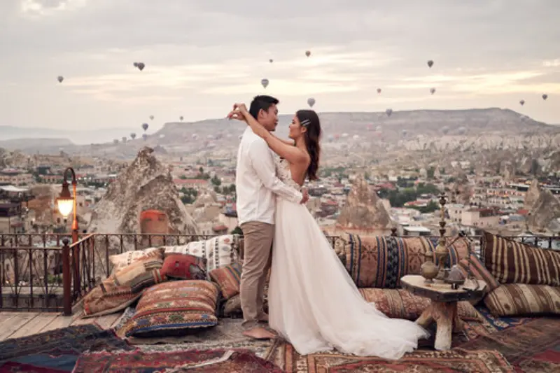 casal abraçados em noivado na Capadócia