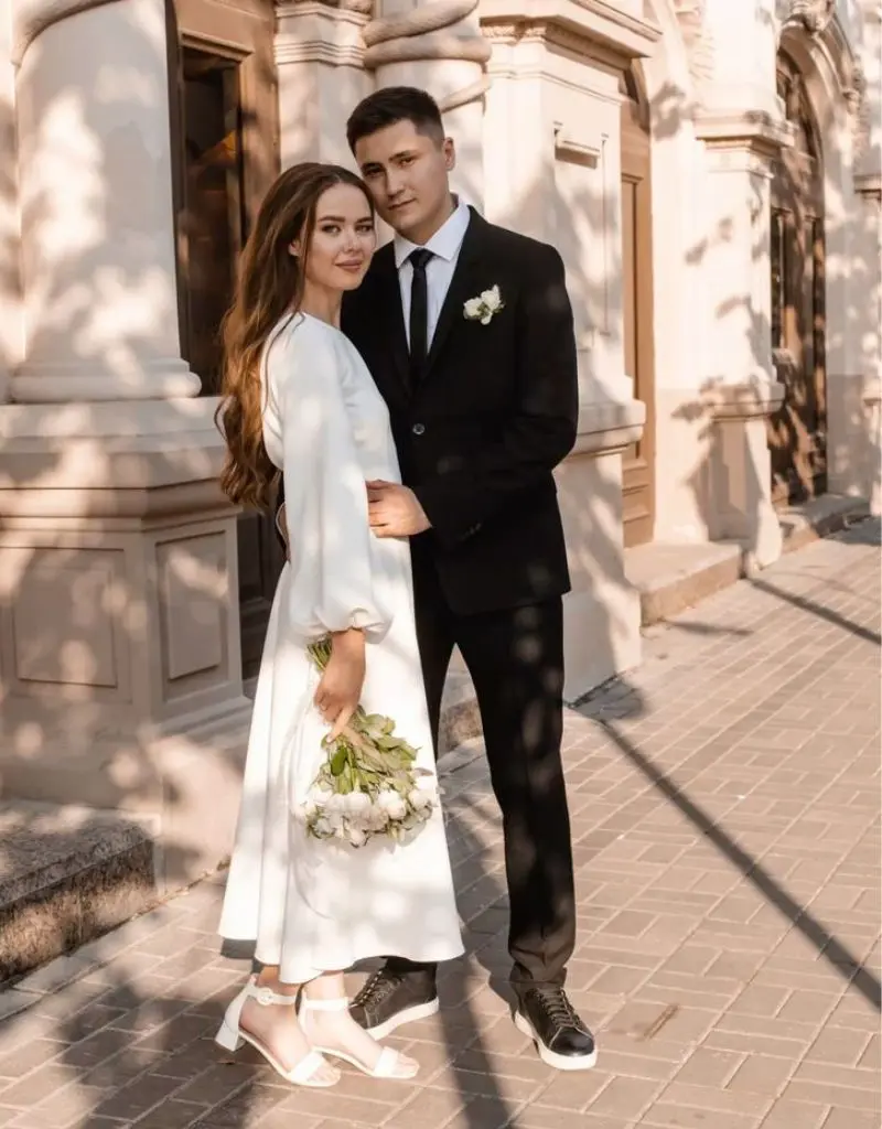 noivos abra&ccedil;ados depois do casamento civil