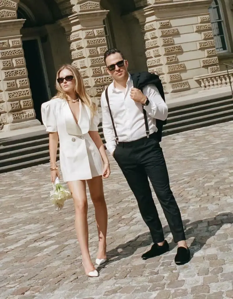 noivos de &oacute;culos escuros posando para foto