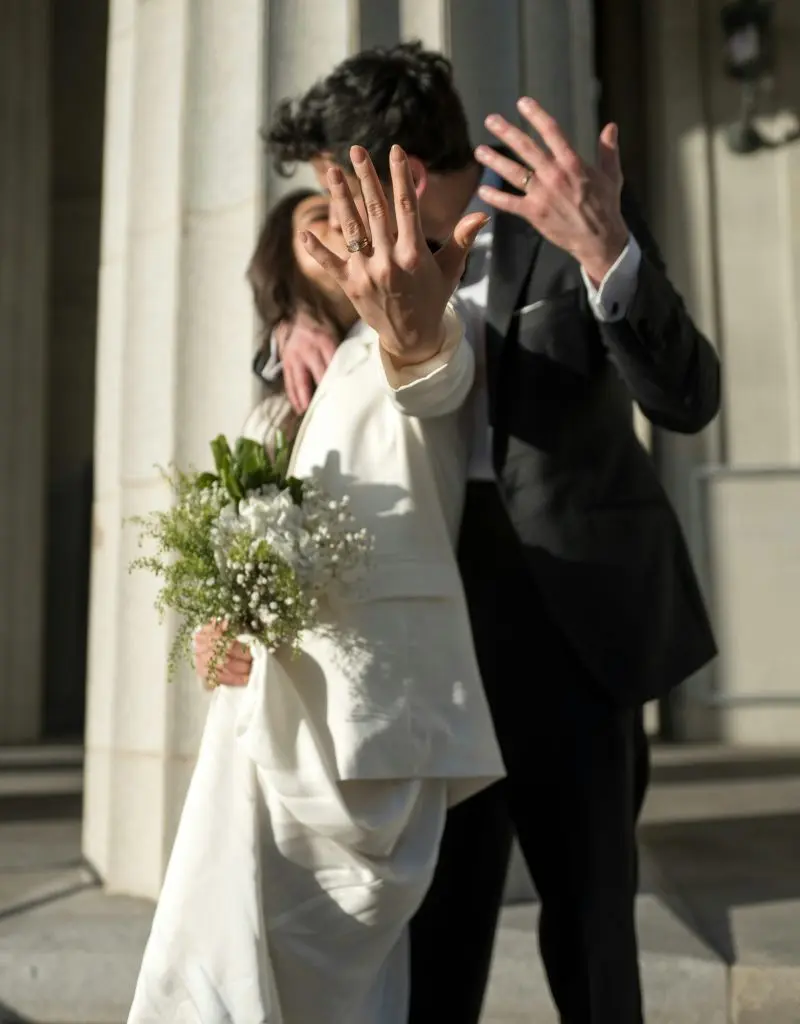 noivos se beijando em casamento civil