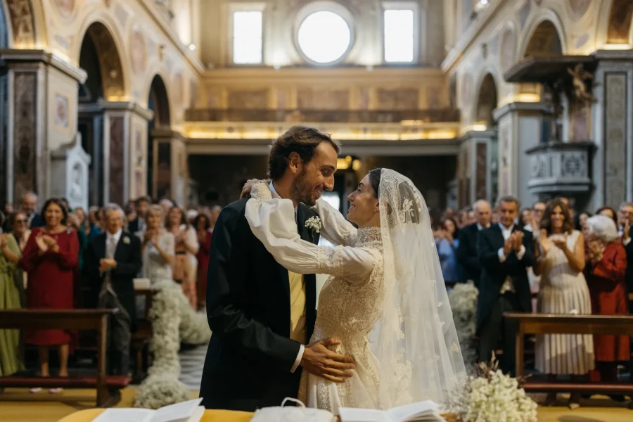 noivos se olhando em cerim&ocirc;nia de casamento cat&oacute;lica