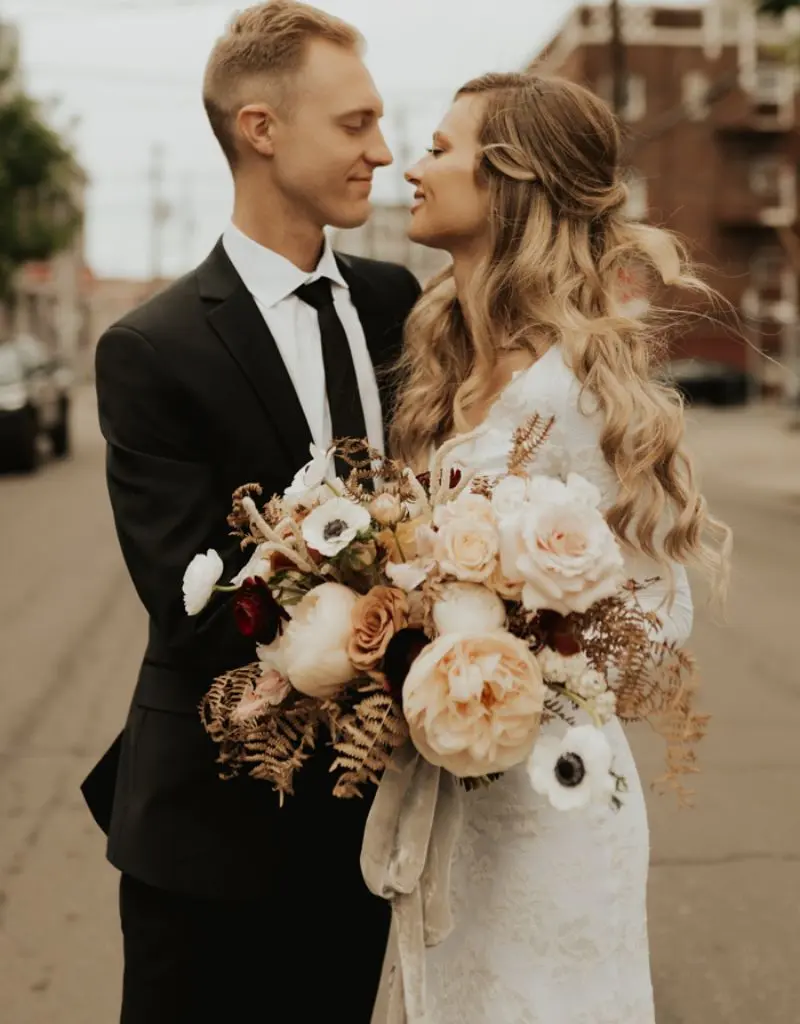 noivos se olhando em foto na rua