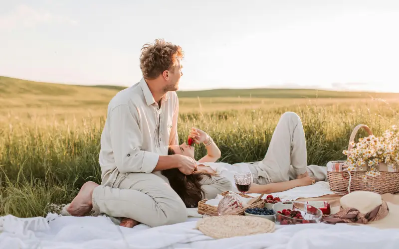 casal em piquenique de bodas de lã