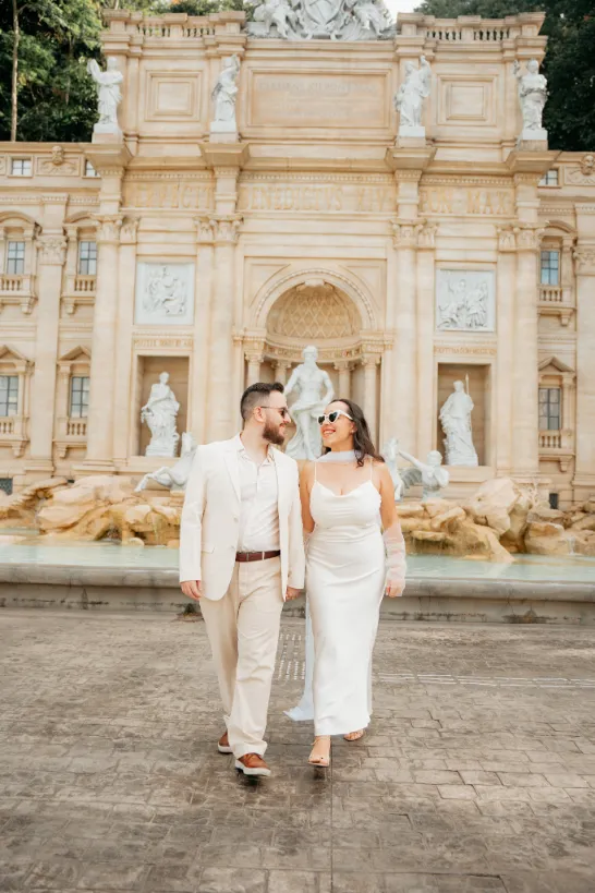 noivos em pre wedding na fontana de trevi de serra negra