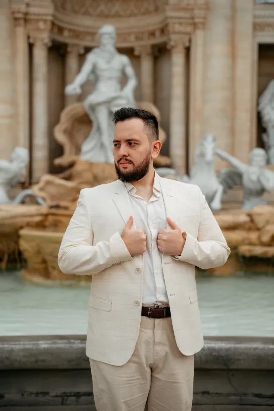 noivo de terno claro